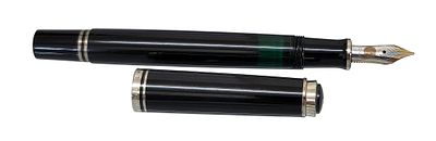 Pelikan Souver&auml;n M400 Fountain Pen – 14k Gold Nib. German fountain pen by Pelikan, model 