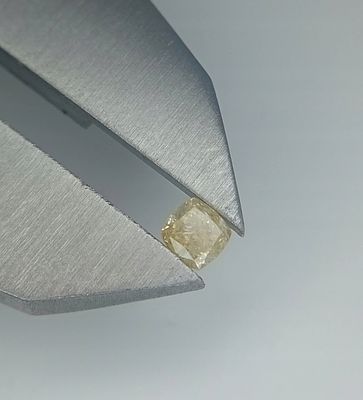 NATURAL BRILLIANT DIAMOND 0.23 P1 CT GROSS VALUATION: $960USD. The subject of the offer is a 