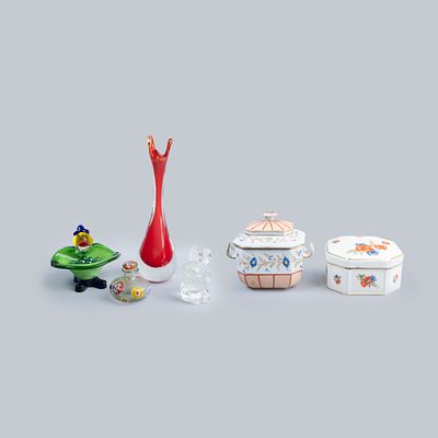 Caixa de formato oitavado, decora&ccedil;&atilde;o papoilas e flores com frisos dourados, em porcelana da 