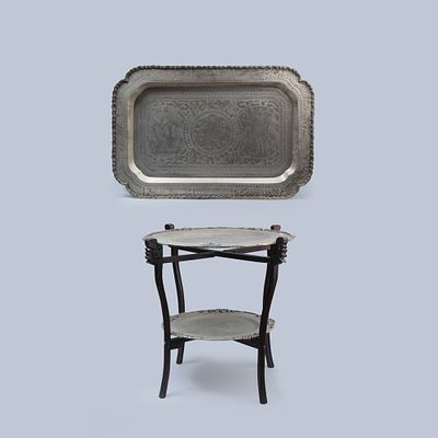 Lote: Mesa com trempe e dois tabuleiros redondos em metal; Tabuleiro rectangular. Dim: 51 cm de 