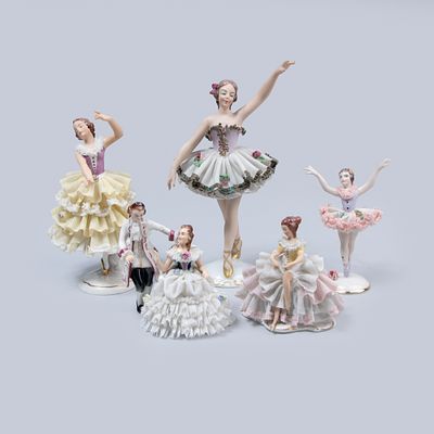 Lote de esculturas de bailarinas, quatro marcadas Dresden; pequenas falhas. Dim: 20 cm; 16 cm; 