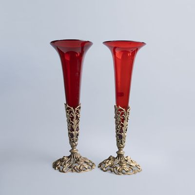 Par de jarras em bronze vazado com motivos florais e floreira em vidro. Dim: 40 cm