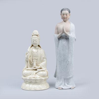 Duas esculturas orientais: Guanyin em branco da China e Buda em p&eacute; em porcelana. Dim: 26 cm e 34 cm