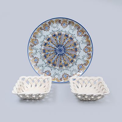 Lote: Prato redondo Fabrica do Carvalhinho e Par de cestos em faian&ccedil;a entran&ccedil;ada. Dim: 33 cm de 