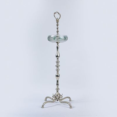 Cinzeiro de ch&atilde;o em metal e cristal. Dim: 80 cm