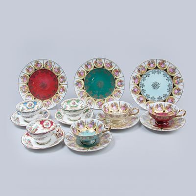 Lote de ch&aacute;venas de ch&aacute;: tr&ecirc;s ch&aacute;venas e tr&ecirc;s pires em porcelana inglesa; tr&ecirc;s ch&aacute;venas, tr&ecirc;s 