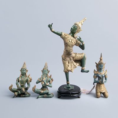 Quatro esculturas tailandesas em bronze pintado a verde e dourado. Dim: 33 cm; 18 cm; 13 cm; 13 cm