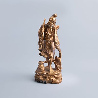 Escultura oriental "Pescador", em madeira pintada a dourado Dim: 34 cm