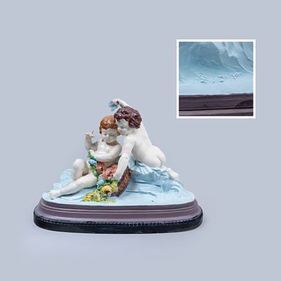 Grupo escult&oacute;rico, "dois Querubins" em porcelana policromada. Dim: 28 x 40 x 18 cm