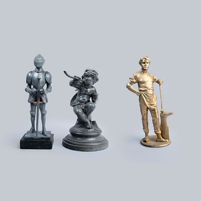 Lote: Cavaleiro em metal com armadura espanhola; Putti acendedor de isqueiro (com falha). Dim: 