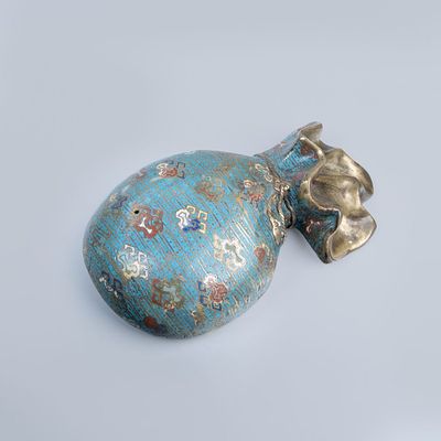 Escultura oriental em cloisonn&eacute;, em forma de jarra. Dim: 28 cm