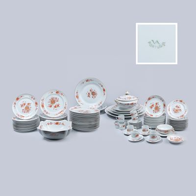 Servi&ccedil;o de jantar em porcelana da Vista Alegre constitu&iacute;do por: 24 pratos rasos, 12 sopa, 12 