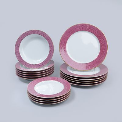 Parte de servi&ccedil;o em porcelana SPAL, constitu&iacute;do por 6 pratos rasos, 6 pratos sopa, 4 pratos 