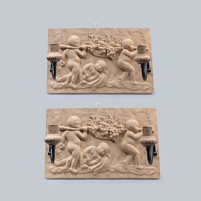 Par de apliques de dois lumes em placas rectangulares de terracota , decorados com "puttis", em 