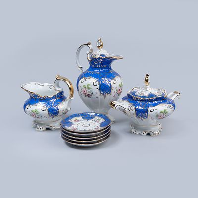 Conjunto em porcelana da Vista Alegre, constitu&iacute;do por leiteira, a&ccedil;ucareiro, cafeteira e 5 pires.