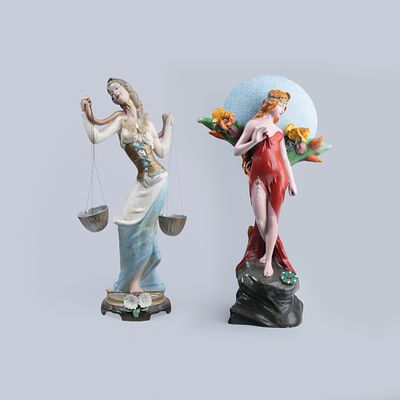 Lote de duas esculturas femininas em cer&acirc;mica pintada; a que possui o disco azul est&aacute; assinada 