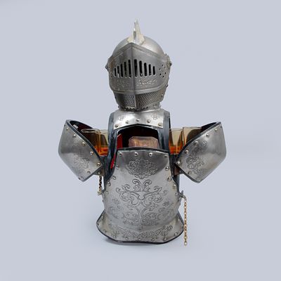 Conjunto de Whisky Nikka King Arthur. Suporte para garrafa e copos em forma de armadura em 