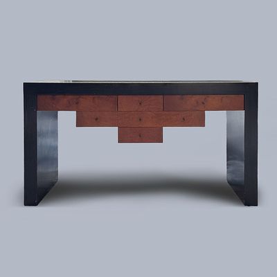 Consola em wengue de dois tons; nove gavetas. Dim: 80 x 140 x 40 cm