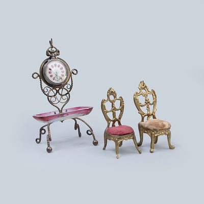 Lote: Relogio de bolso com suporte em metal e vidro; 2 cadeiras miniatura. Dim: 20 cm de 
