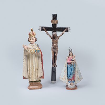 Lote de tr&ecirc;s esculturas em madeira: Cristo crucificado; Nossa Senhora e o Menino com 