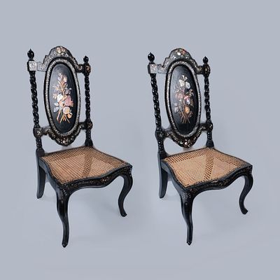 Par de cadeiras estilo vitoriano com acabamento em laca negra e incrusta&ccedil;&otilde;es de madrep&eacute;rola; 