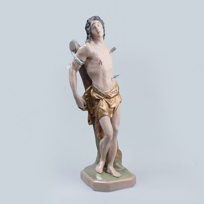Escultura de S. Sebasti&atilde;o em cer&acirc;mica com policromia. Dim: 72 cm