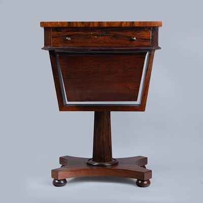 Mesa de trabalho inglesa, folheada a madeira de pau santo, coluna central rematada por base em 