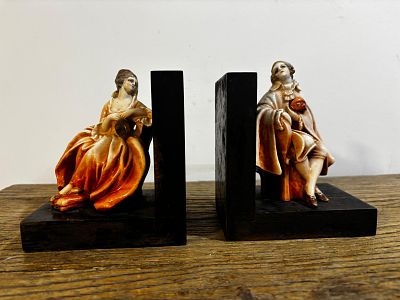 חתום מארץ המוצא - מעצור ספרים פורצלני מיוחד, חתום, בגודל 13x16 ס״מ. מיוצר באיטליה, עתיק ומרהיב.