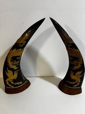 בופאלו. קרני בופאלו מעוצבות, עבודת יד מהמזרח הרחוק. מידות: 36x13 ס״מ.