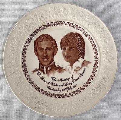 חתום מאחור - צ'ארלס ודיאנה. צלחת אספנות אנגלית עשויה איירון סטון, לכבוד יום נישואי הנסיך, 1981. 