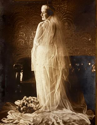 לא חתום - תמונות. שני צילומים מקוריים משנות העשרים: 
אחד מפורים, מידות 23&times;16 ס"מ 
אחד מחתונה יהודית 