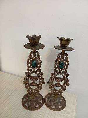 2 פמוטים יפהפיים כנראה ברזל. יש אבנים משובצות וצורה של חנוכיה למטה.
גביעי הנרות בצורת פרח פתוח. 