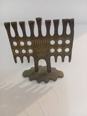 חנוכיה פליז/נחושת עם חריטה: עבדה, 529. גובה: 10.5 ס"מ, רוחב: 10.5 ס"מ.