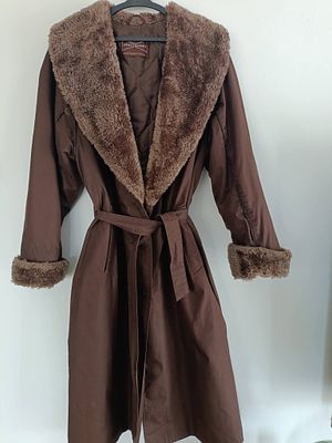 מעיל וינטג' ארוך עם פרווה בצווארון ובידיים. בצבע חום.