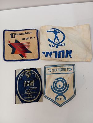 תוית שופט בענף השחיה, תוית של אגוד שופטי כדור עף, תוית למכביה 10 של ישראל, כתוב בשפה זרה, 1977 