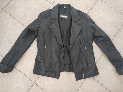 מעיל עור קצר במצב מושלם. יתאים לs-m