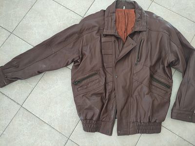 מעיל עור בצבע כאמל. יפה כאוברסייז ממש יתאים לכמה מידות, יש פגם ביד, צולם