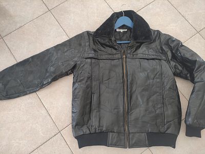 מעיל עור עם צווארון פרווה. מצב מעולה