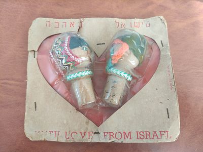 ישראליאנה נדיר*. פקקי שעם ארוזים באריזה המקורית, עם מס קנייה מאחור ( צולם) הדמויות על הפרקים הכל 