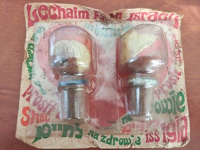 פקקי שעם ארוזים, מצב האריזה סביר. הפרקים בפנים במצב טוב. פריט נדיר באריזתו