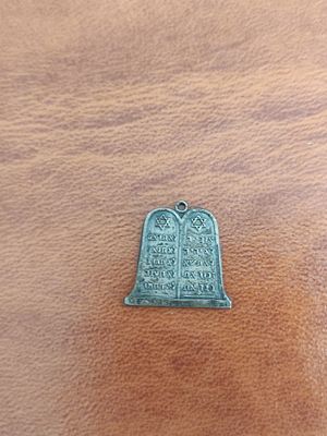 תליון קטן בצורת לוחות הברית כ 1 ס"מ . חתום מאחור "כסף ישראל"