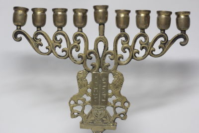 חנוכיה פליז, מרשימה ישראלית ישנה, מעוטרת אריות ולוחות הברית. מאוד מרשימה, 27 ס"מ