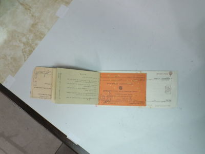 פנקס ורישיונות ואישורי תשלום מרשות השידור לאחזקת מקלטי רדיו משנות ה 50, כולל בולים וחתימות.
