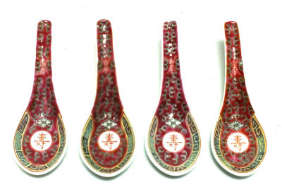 סט פורצלן, 3 קעריות מרק יפני עם 4 כפיות ,חתומות