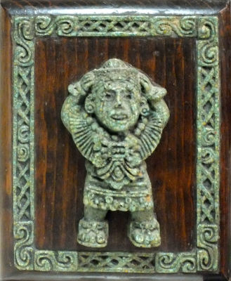 תבליט מקסיקנית על עץ לתליה 15*13 ס"מ , מיוחדת מ 1963.