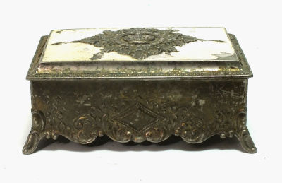 קופסת תכשיטים ממתכת מעוטרת ,בסגנון ארט נובו, 13 ס"מ.