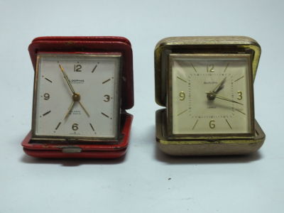 זוג שעונים מכנים קטנים שולחניים, וינטג', לא נבדקו.