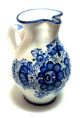 קנקן פורצלן מצויר בפרחים, חתום , 18 ס"מ