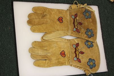 Antique Native American Leather Beaded Gloves. size medium/large