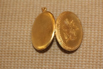 Vintage Gold Filled Photo Locket. engraved - nice looking piece